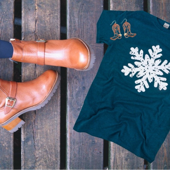 Ladies T shirt , Retro Boho Snowflake Graphic Tee, Winter t-shirt, Distressed - Picture 2 of 2